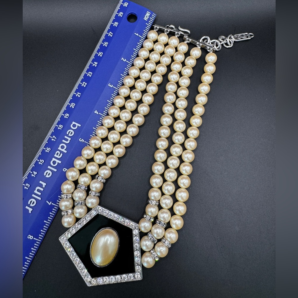 LOT 1608 Yves Saint Laurent pearls necklace - Picture 2 of 9